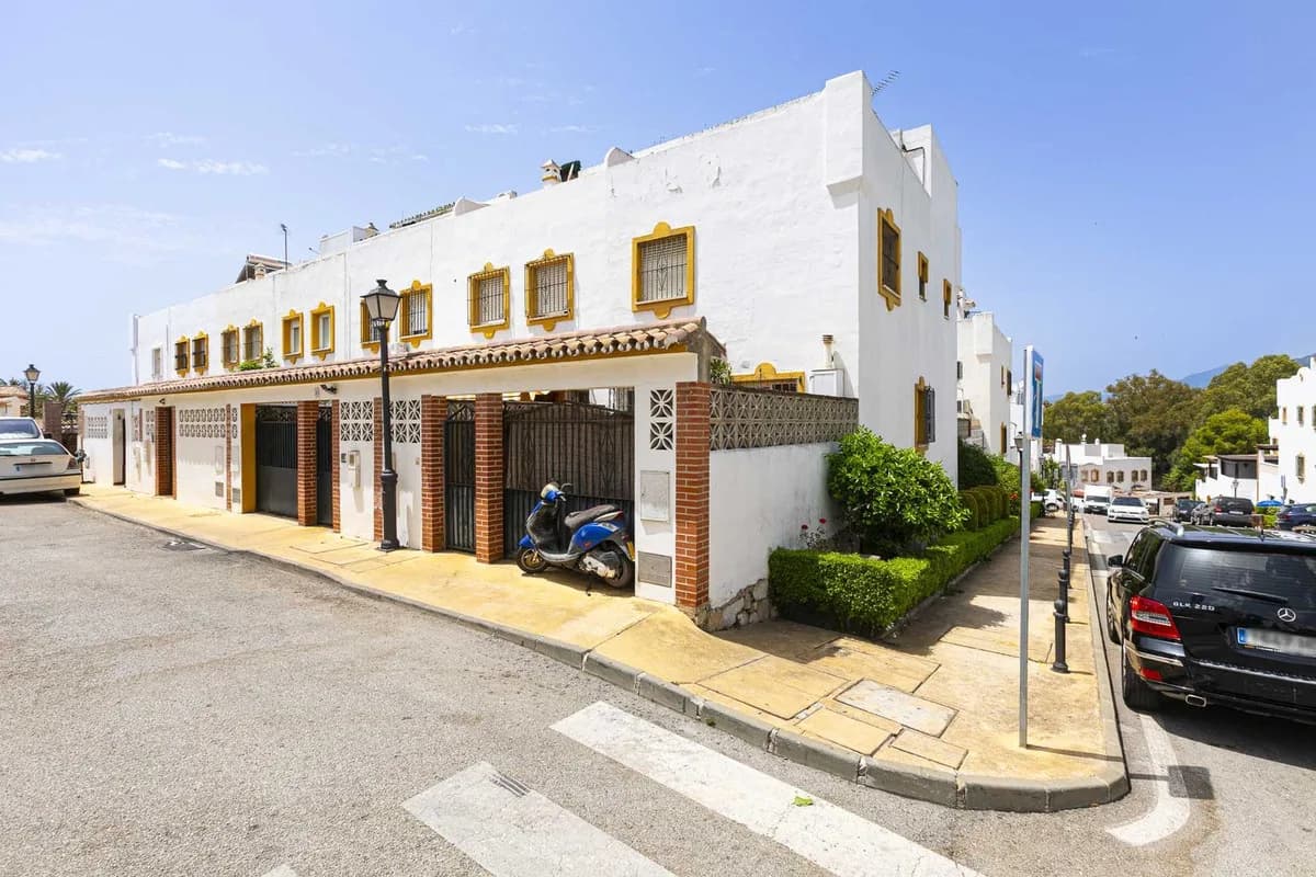4 Bedroom Townhouse for Sale in Marbella, Málaga - Image 8