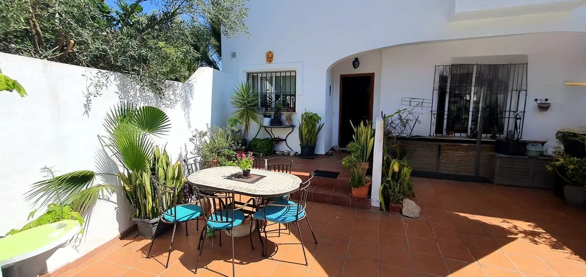 4 Bedroom Townhouse for Sale in Fuengirola, Málaga - Image 2