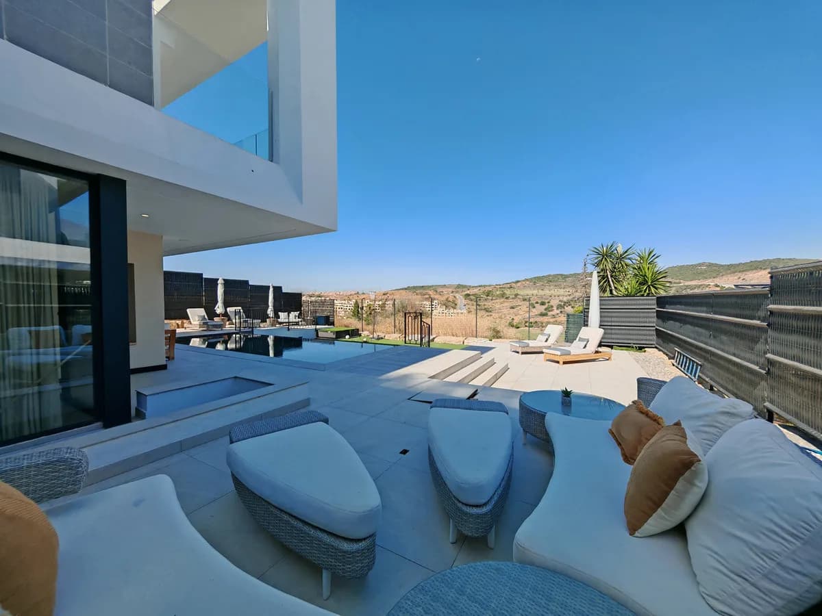 4 Bedroom Detached Villa for Sale in Estepona, Málaga - Image 3