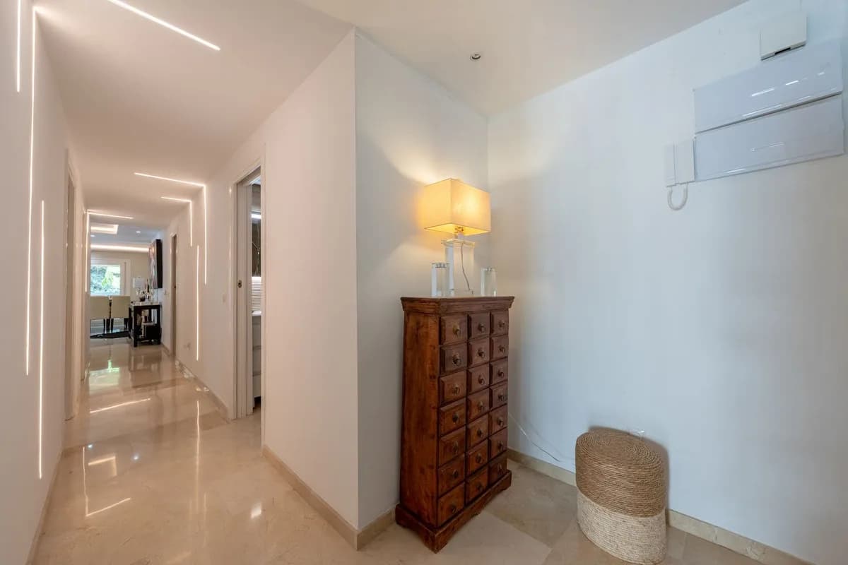 2 Bedroom Middle Floor Apartment for Sale in Marbella, Málaga - Image 6