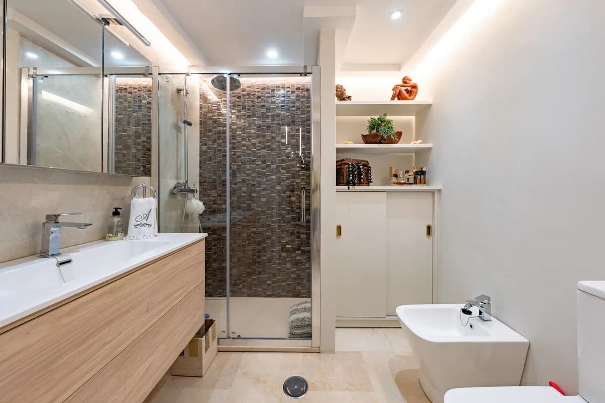 2 Bedroom Middle Floor Apartment for Sale in Marbella, Málaga - Image 9
