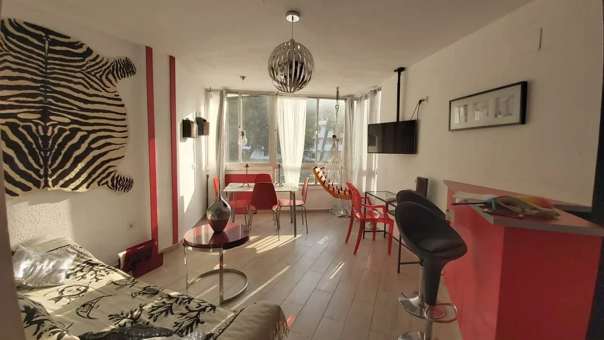 2 Bedroom Middle Floor Apartment for Sale in Calahonda, Málaga - Image 2