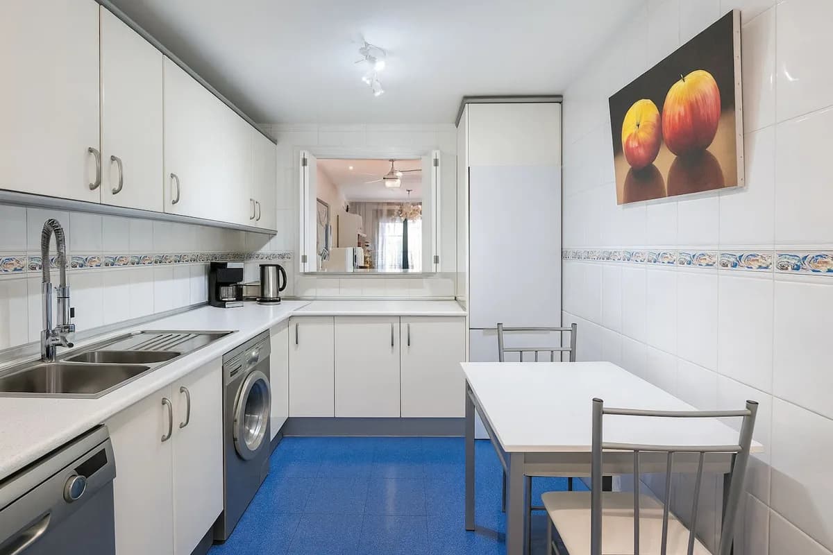 3 Bedroom Ground Floor Apartment for Sale in New Golden Mile, Málaga - Image 7