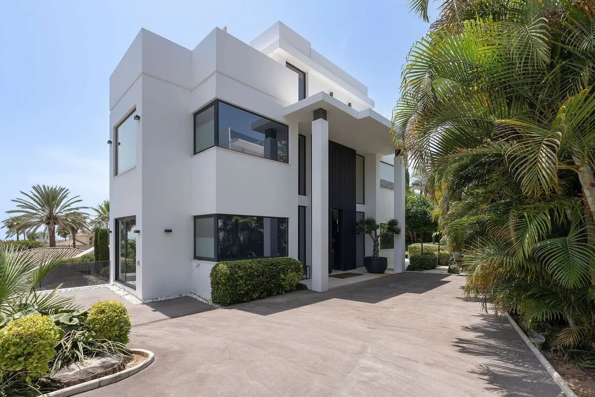 5 Bedroom Detached Villa for Sale in Nagüeles, Málaga - Image 2