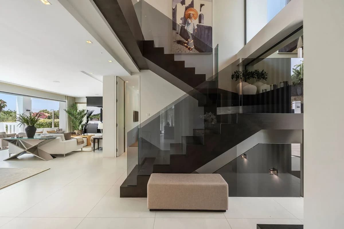 5 Bedroom Detached Villa for Sale in Nagüeles, Málaga - Image 3