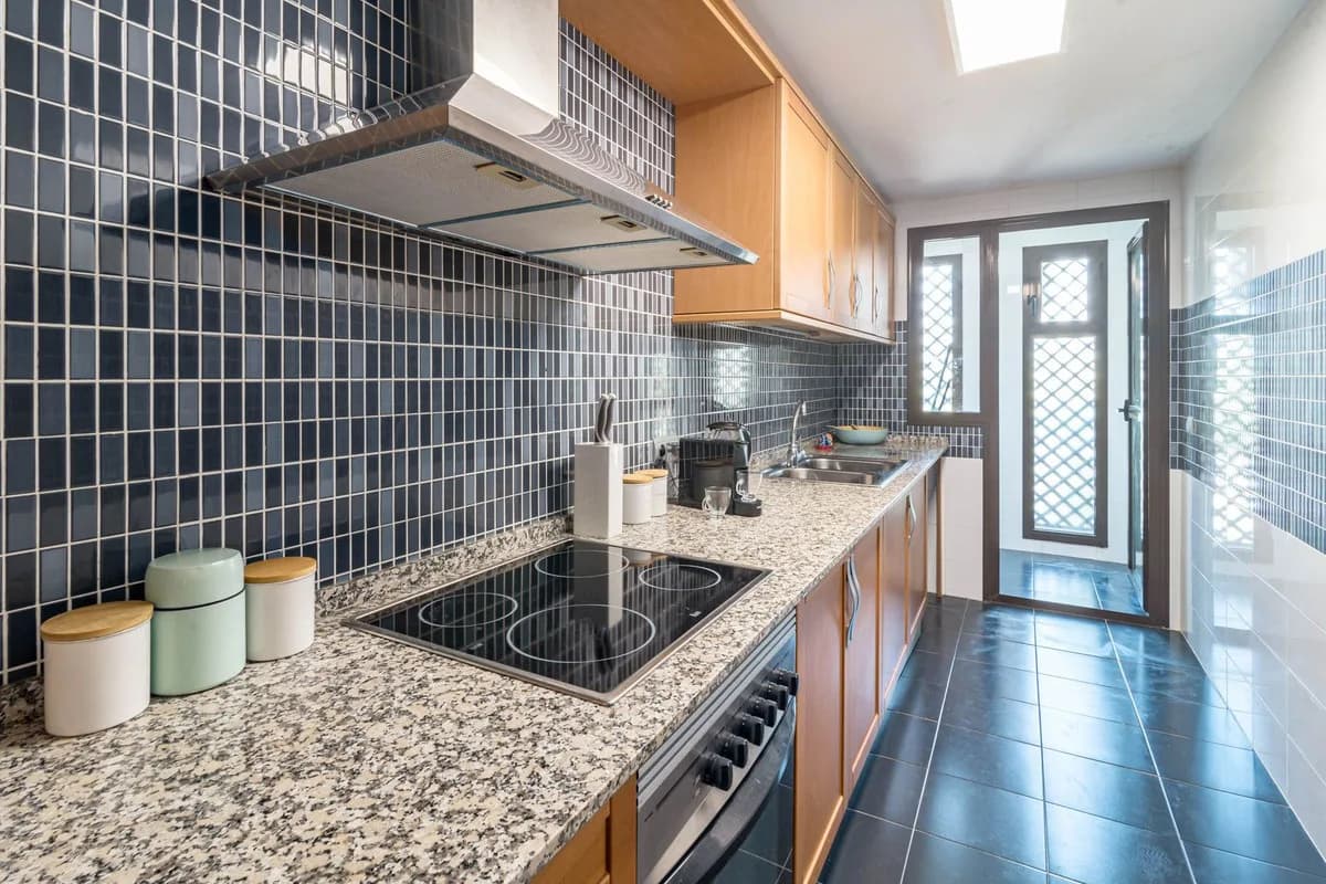 2 Bedroom Ground Floor Apartment for Sale in Selwo, Málaga - Image 3