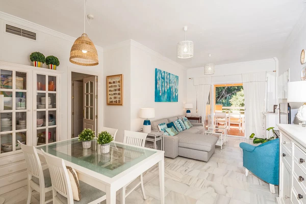 3 Bedroom Middle Floor Apartment for Sale in Cabopino, Málaga - Image 3