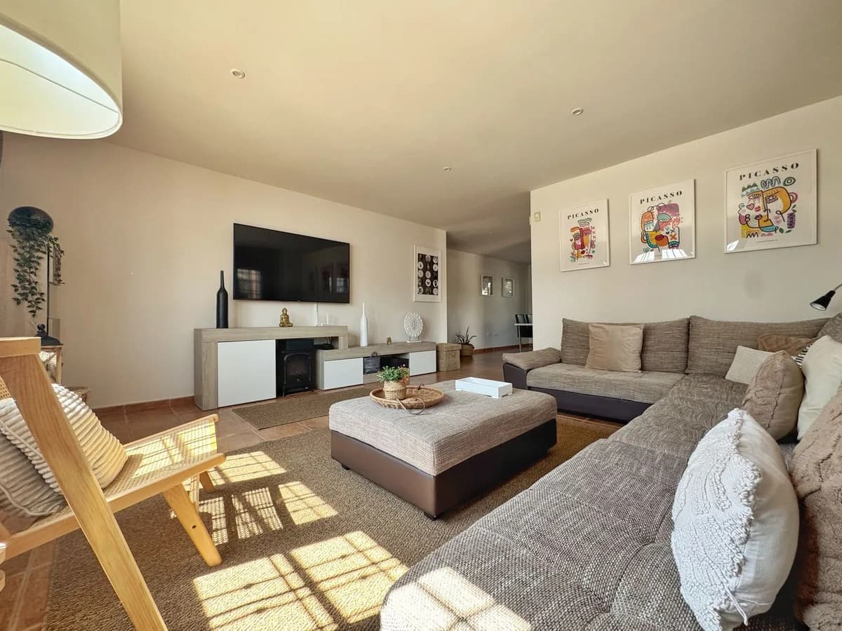 3 Bedroom Detached Villa for Sale in Sierrezuela, Málaga - Image 5