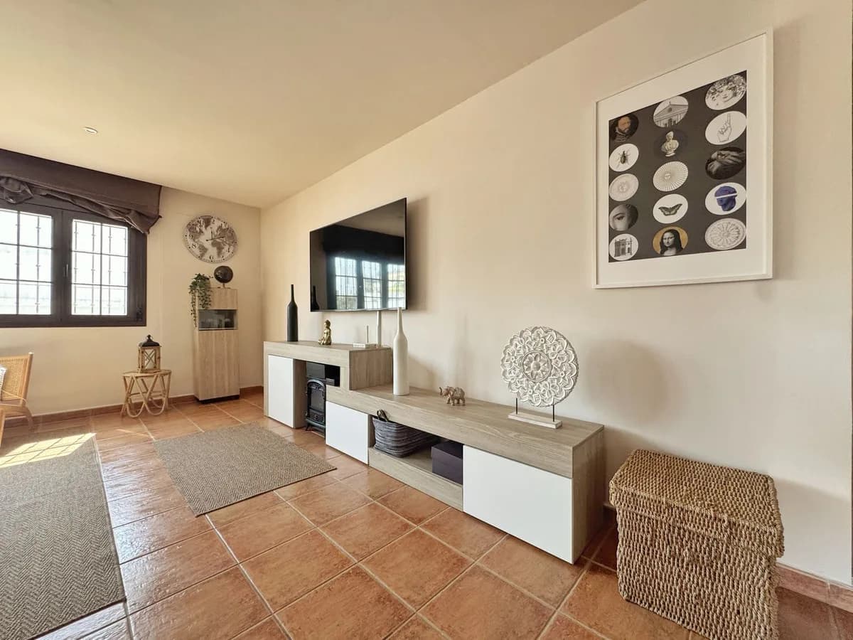 3 Bedroom Detached Villa for Sale in Sierrezuela, Málaga - Image 7