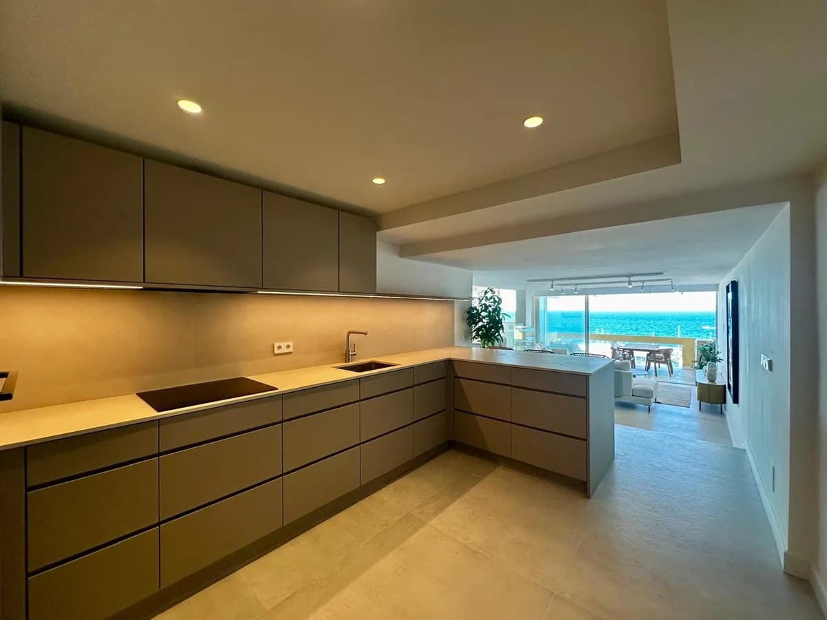 3 Bedroom Middle Floor Apartment for Sale in Marbella, Málaga - Image 4