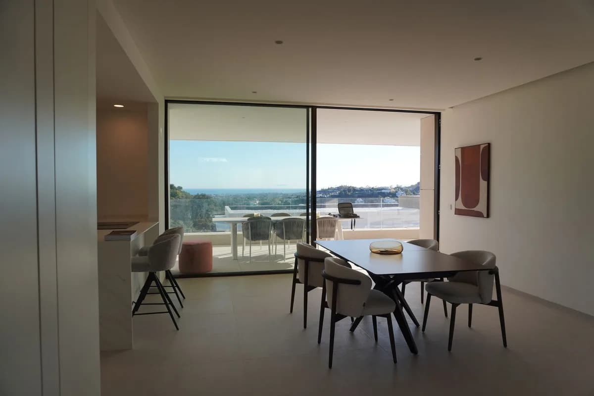 4 Bedroom Middle Floor Apartment for Sale in La Quinta, Málaga - Image 2