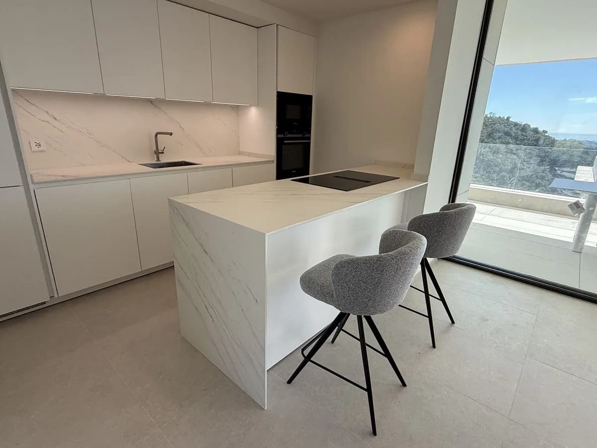 4 Bedroom Middle Floor Apartment for Sale in La Quinta, Málaga - Image 5