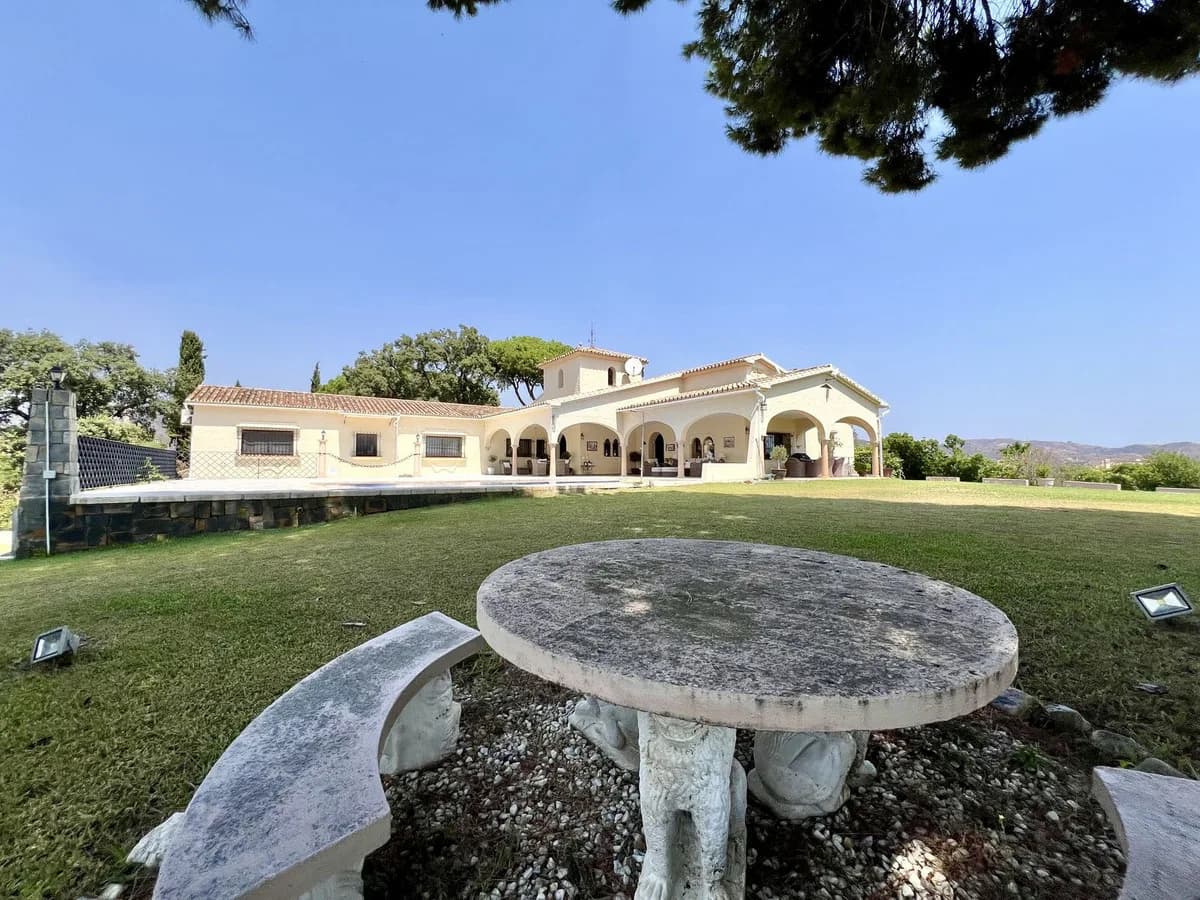 4 Bedroom Detached Villa for Sale in Elviria, Málaga - Image 7