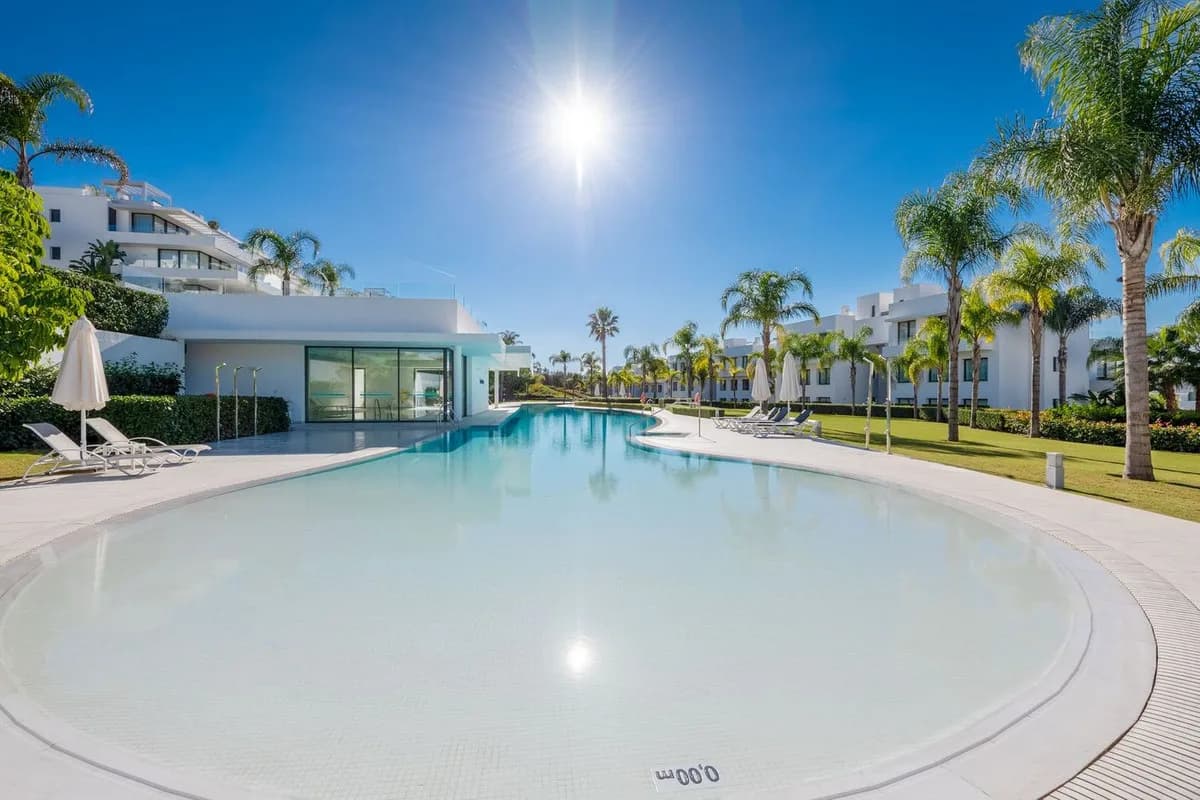2 Bedroom Middle Floor Apartment for Sale in Estepona, Málaga - Image 3