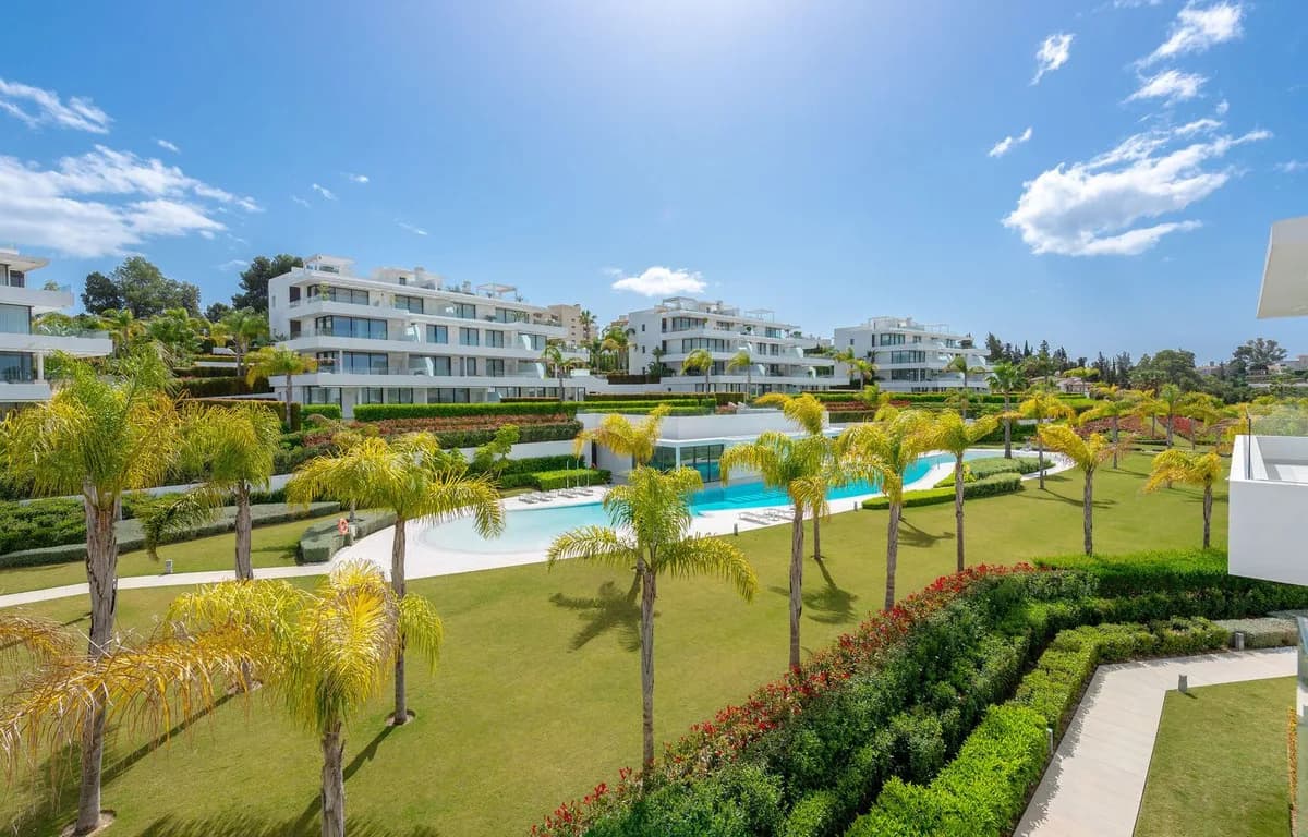 2 Bedroom Middle Floor Apartment for Sale in Estepona, Málaga - Image 4
