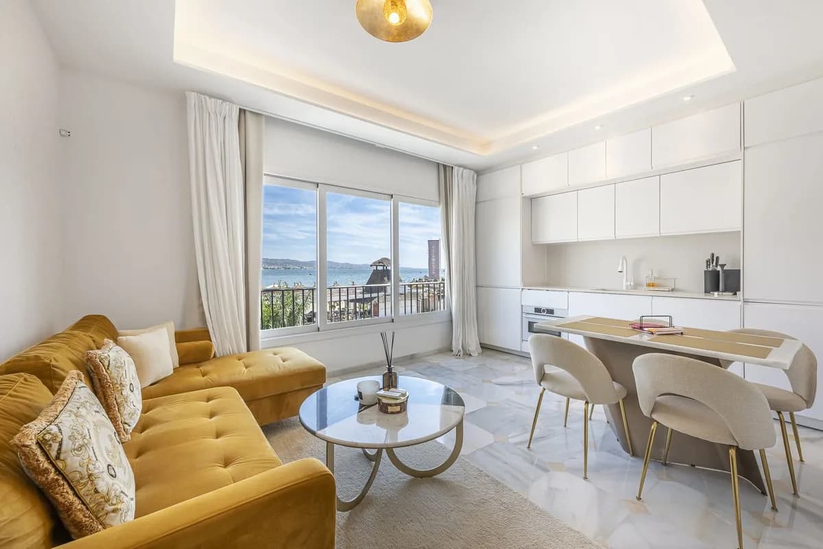 2 Bedroom Top Floor Apartment for Sale in Puerto Banús, Málaga - Image 2