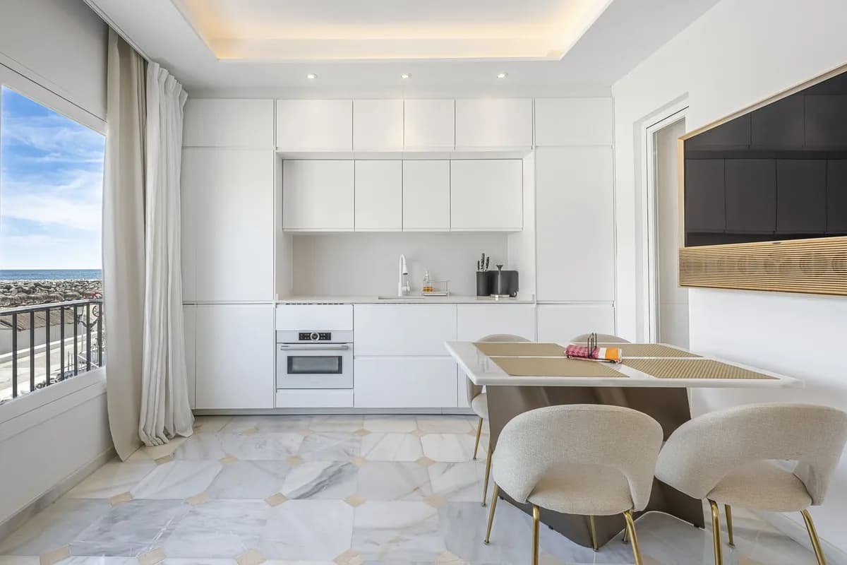 2 Bedroom Top Floor Apartment for Sale in Puerto Banús, Málaga - Image 5