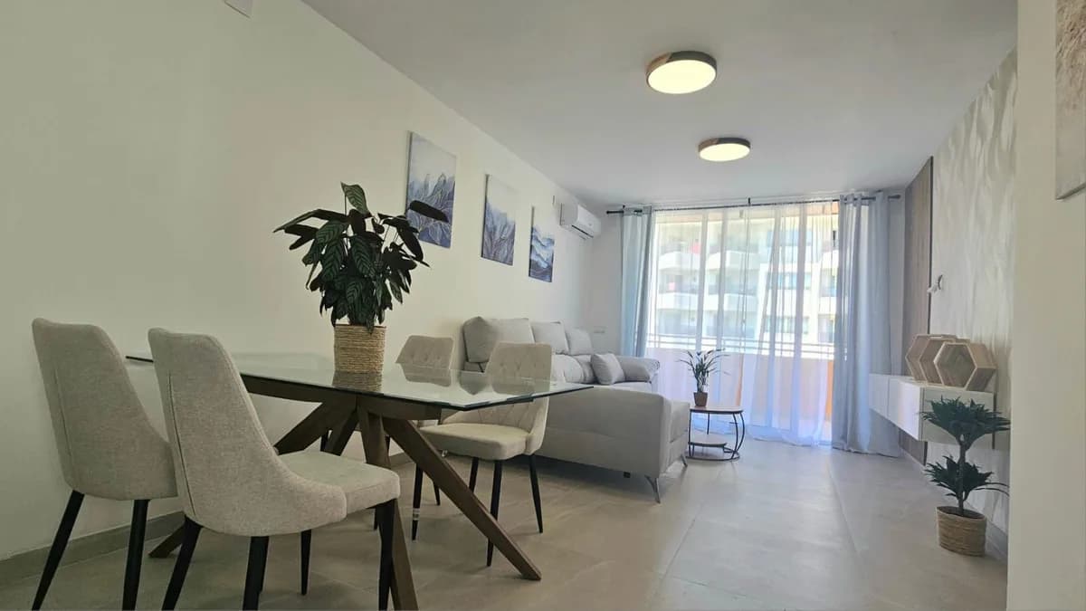 3 Bedroom Middle Floor Apartment for Sale in Fuengirola, Málaga - Image 4