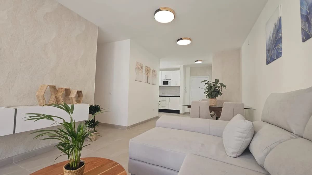 3 Bedroom Middle Floor Apartment for Sale in Fuengirola, Málaga - Image 5