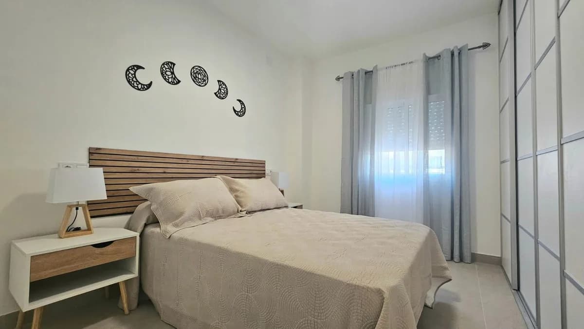 3 Bedroom Middle Floor Apartment for Sale in Fuengirola, Málaga - Image 6