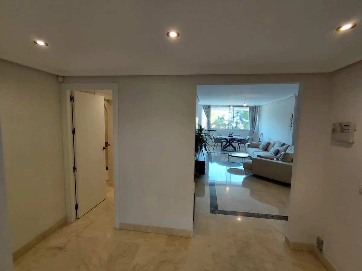 2 Bedroom Middle Floor Apartment for Sale in Nagüeles, Málaga - Image 9