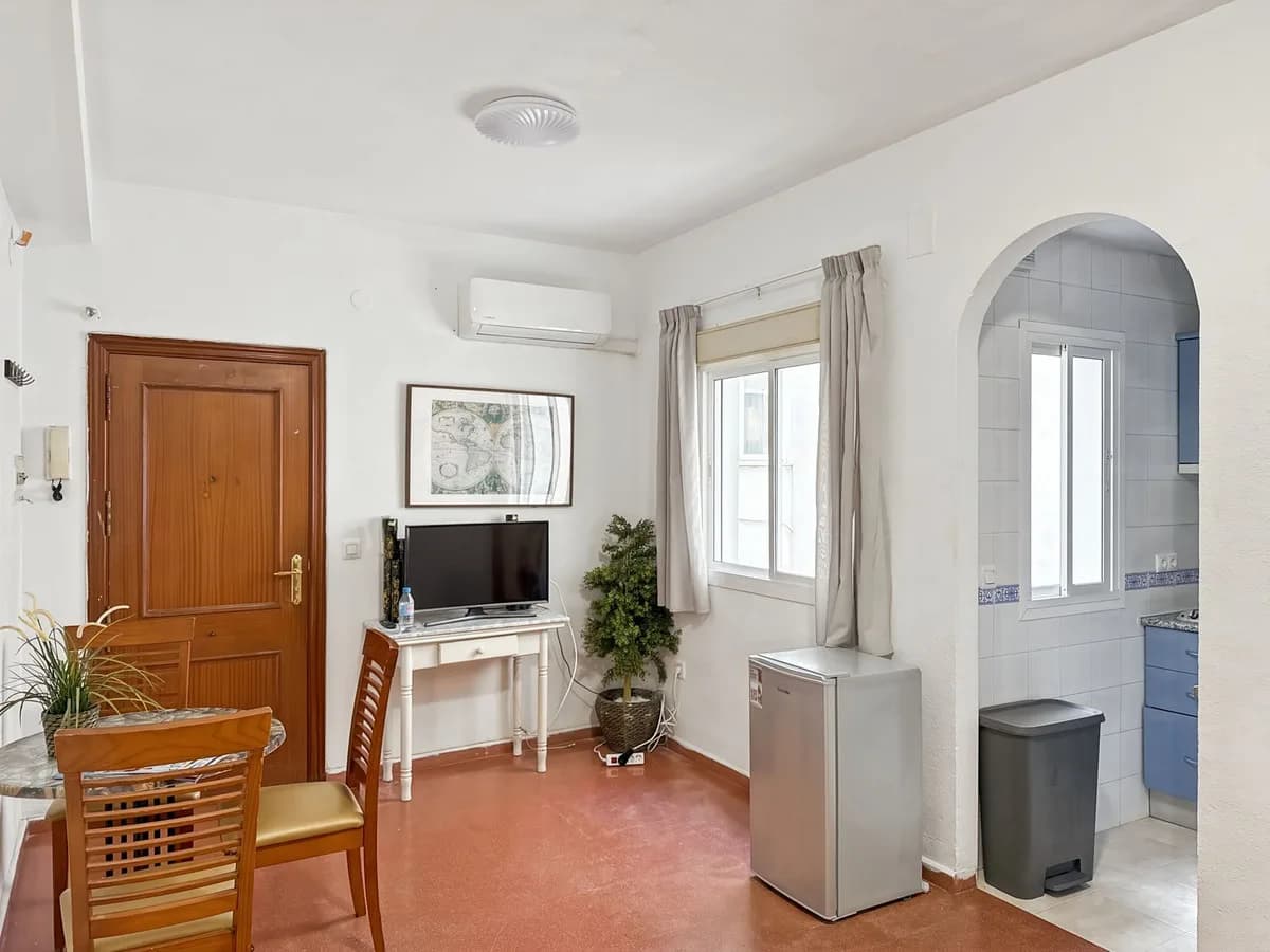 1 Bedroom Middle Floor Apartment for Sale in Centro Histórico, Málaga - Image 6