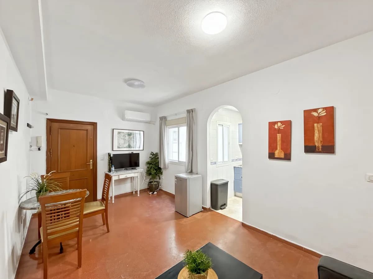 1 Bedroom Middle Floor Apartment for Sale in Centro Histórico, Málaga - Image 8