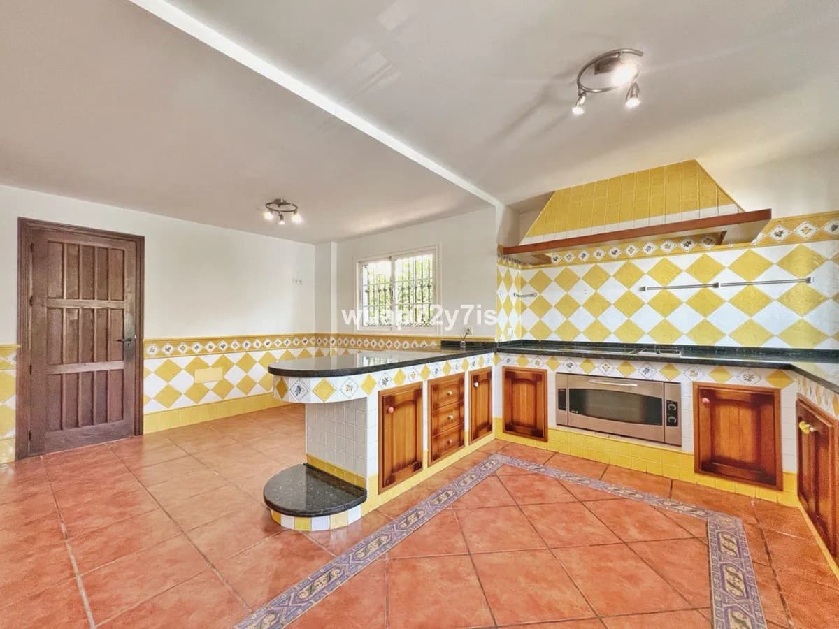 5 Bedroom Detached Villa for Sale in Benalmadena, Málaga - Image 5