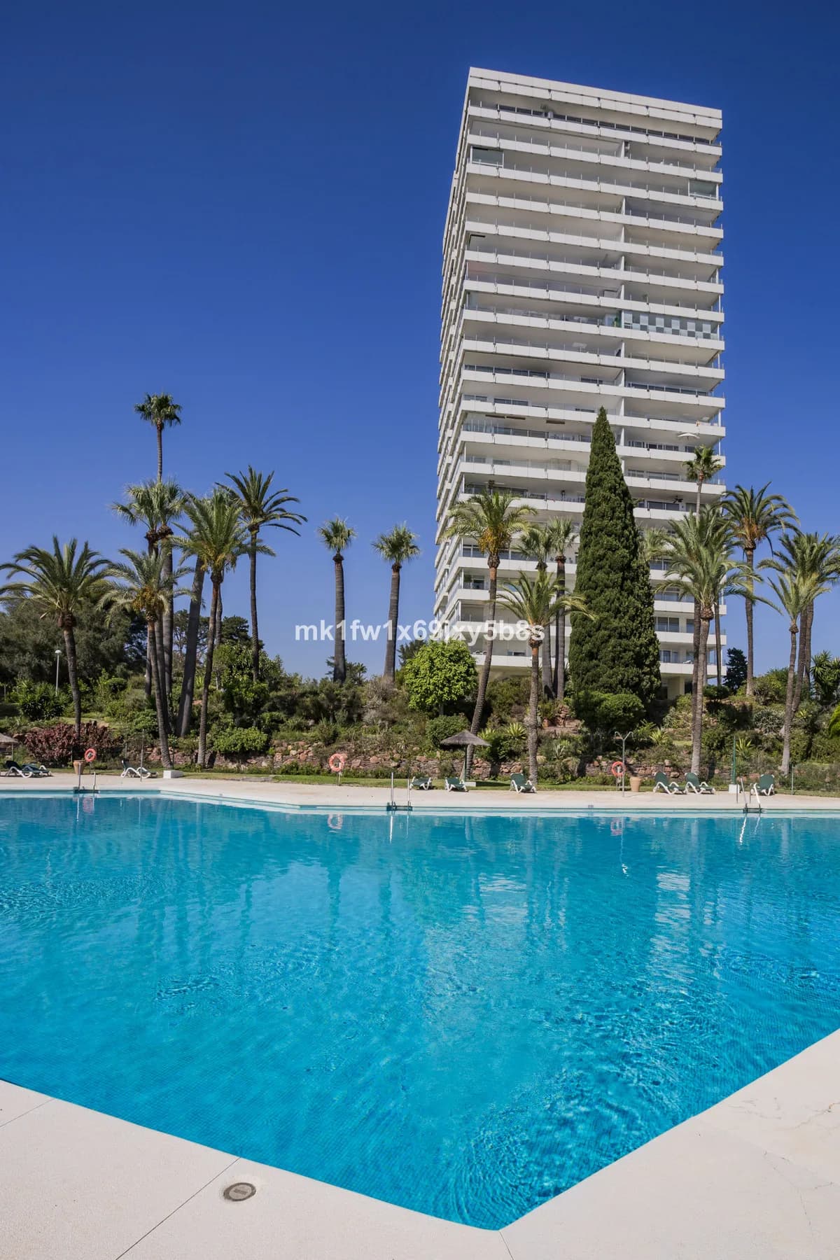 2 Bedroom Middle Floor Apartment for Sale in Río Real, Málaga - Image 2