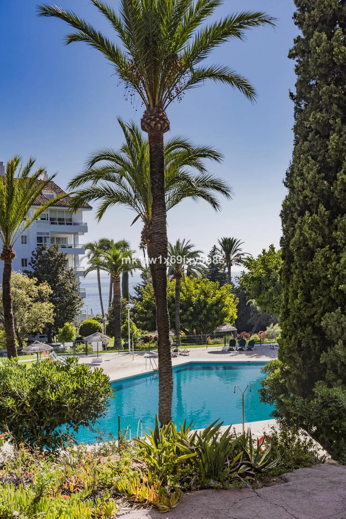 2 Bedroom Middle Floor Apartment for Sale in Río Real, Málaga - Image 3