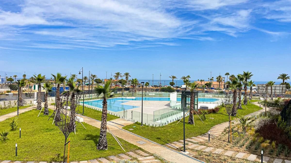 3 Bedroom Middle Floor Apartment for Sale in Torremolinos, Málaga - Image 2