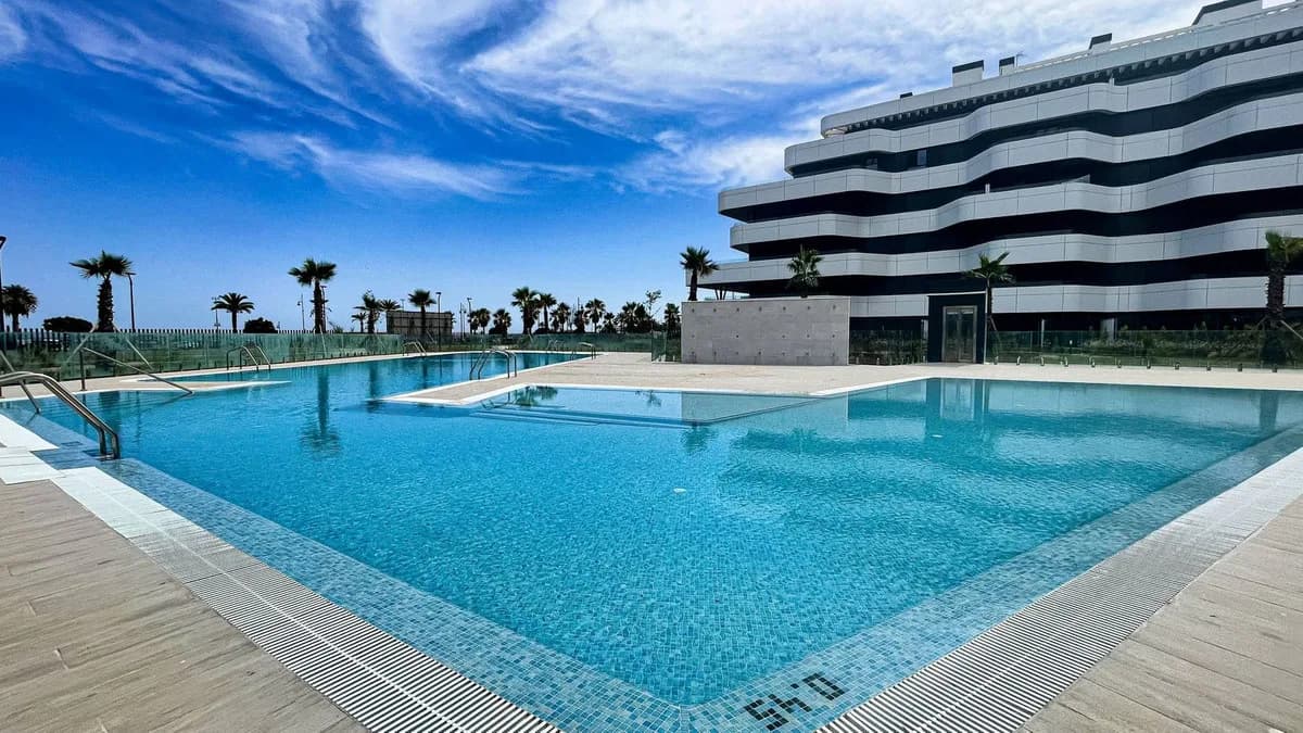 3 Bedroom Middle Floor Apartment for Sale in Torremolinos, Málaga - Image 4