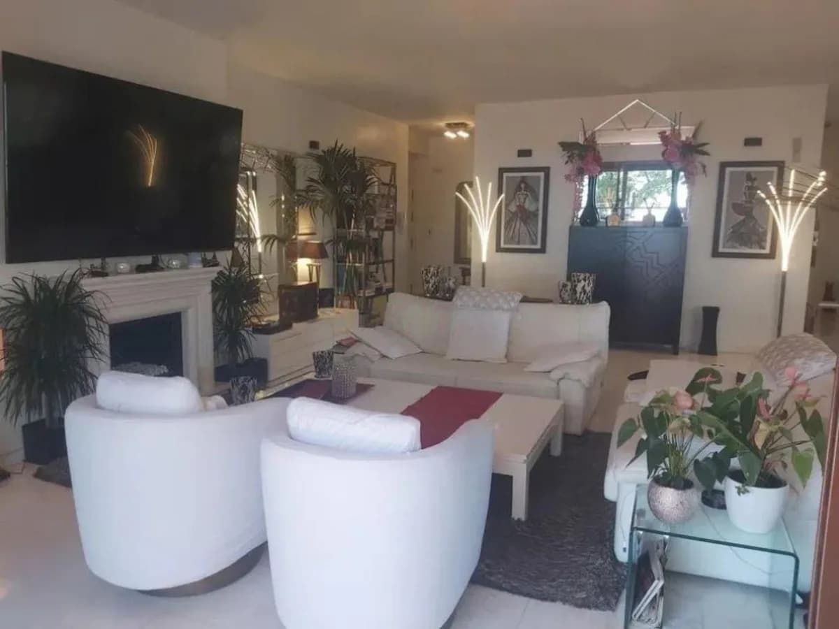 3 Bedroom Middle Floor Apartment for Sale in Marbella, Málaga - Image 3
