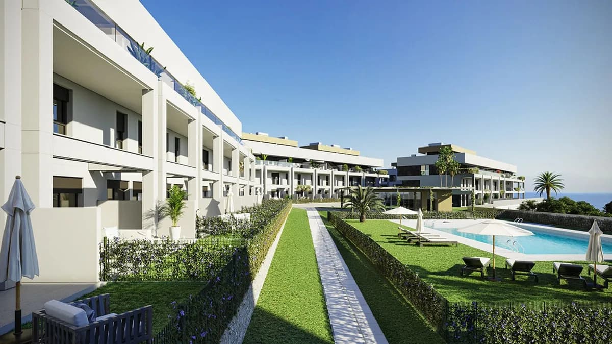 3 Bedroom Middle Floor Apartment for Sale in Cancelada, Málaga - Image 9