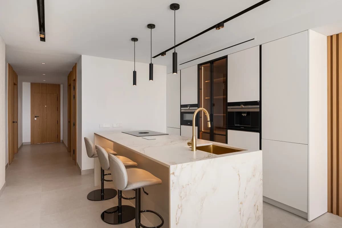 3 Bedroom Middle Floor Apartment for Sale in Nueva Andalucía, Málaga - Image 9