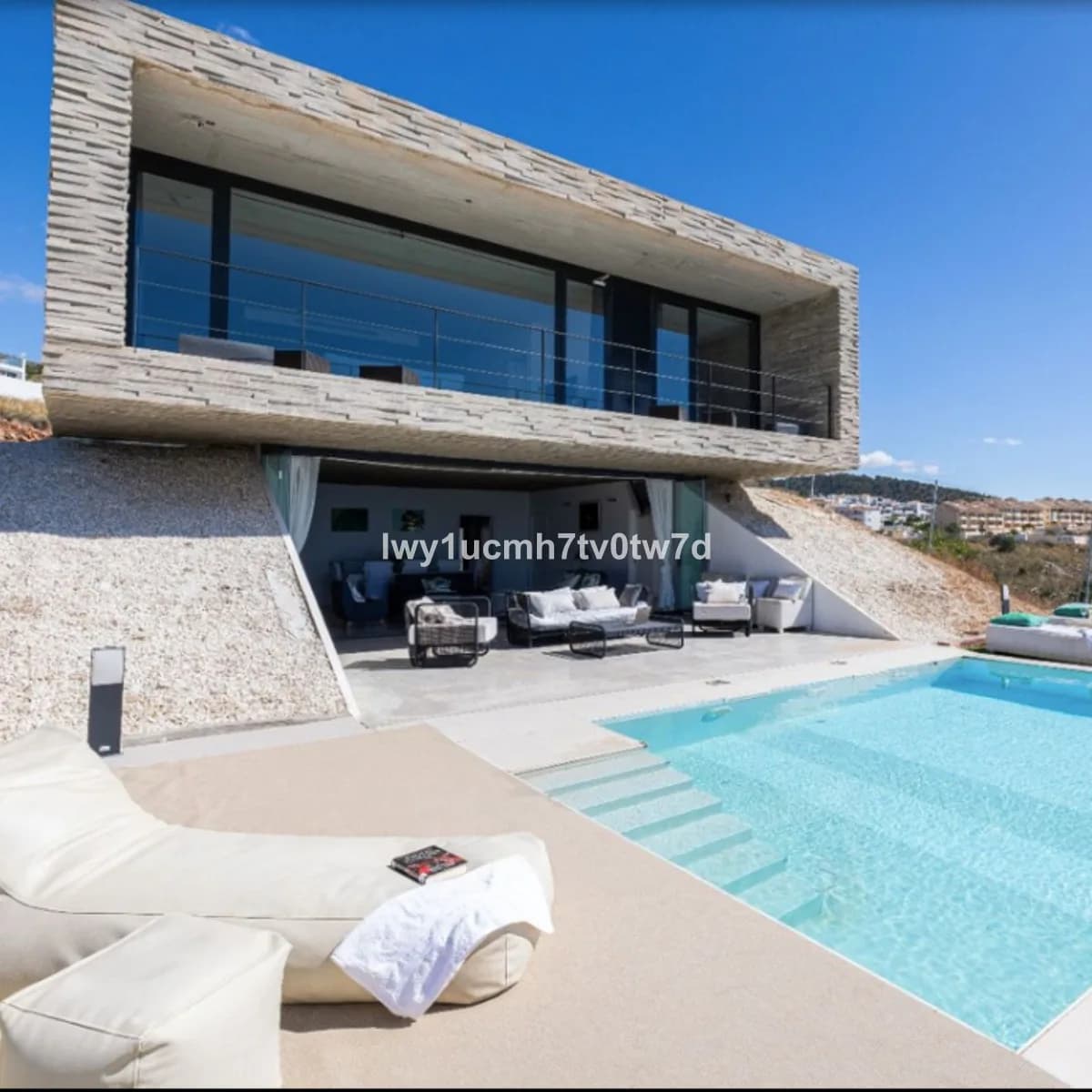4 Bedroom Detached Villa for Sale in Benalmadena, Málaga - Image 7