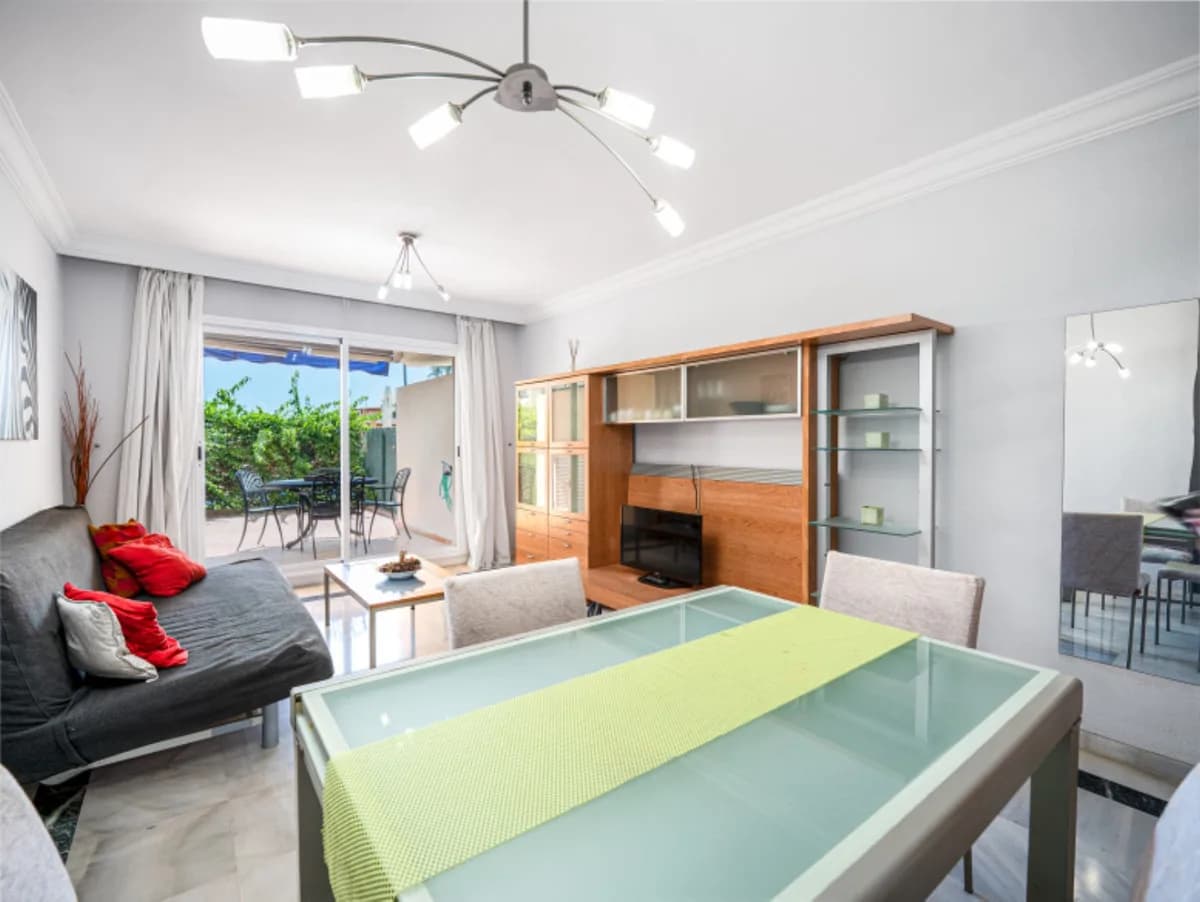 1 Bedroom Middle Floor Apartment for Sale in Marbella, Málaga - Image 4