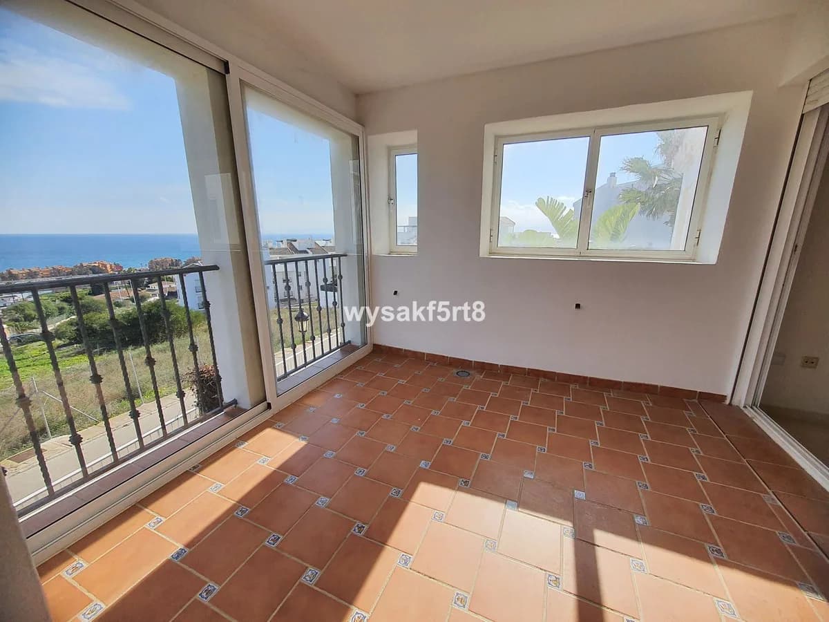 2 Bedroom Middle Floor Apartment for Sale in La Duquesa, Málaga - Image 5