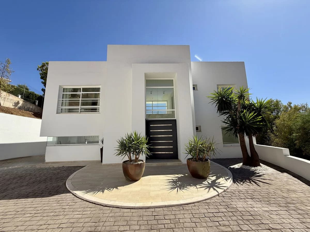 4 Bedroom Detached Villa for Sale in Valtocado, Málaga - Image 3