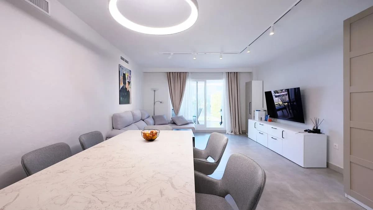 2 Bedroom Ground Floor Apartment for Sale in El Paraiso, Málaga - Image 2