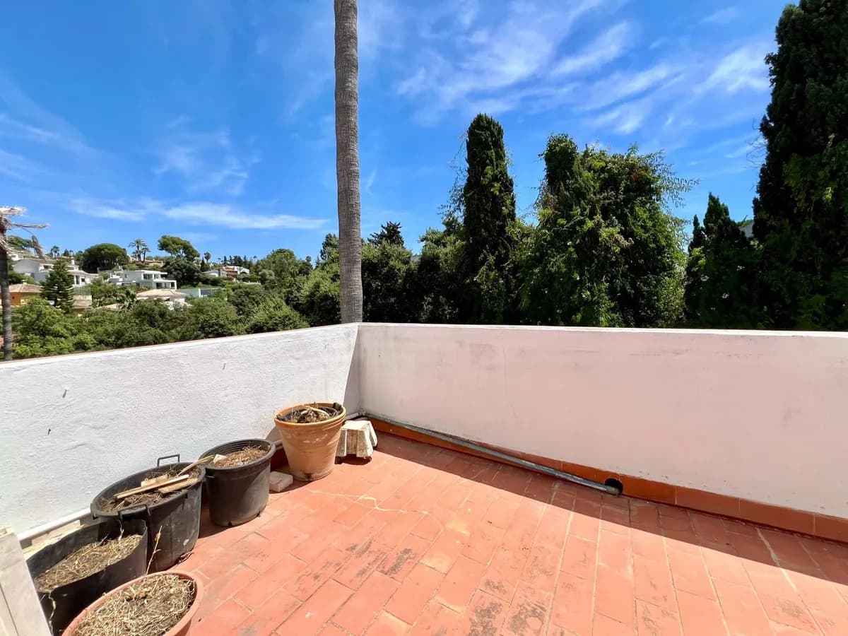 3 Bedroom Top Floor Apartment for Sale in Elviria, Málaga - Image 9