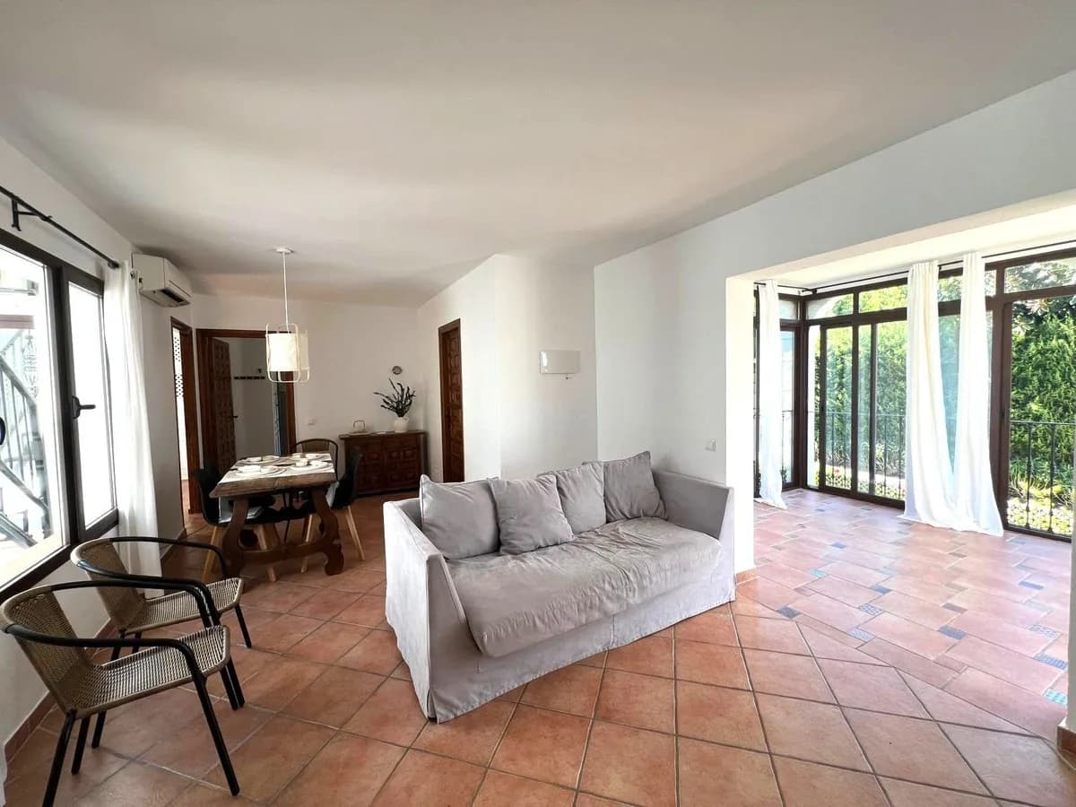 2 Bedroom Top Floor Apartment for Sale in El Paraiso, Málaga - Image 4