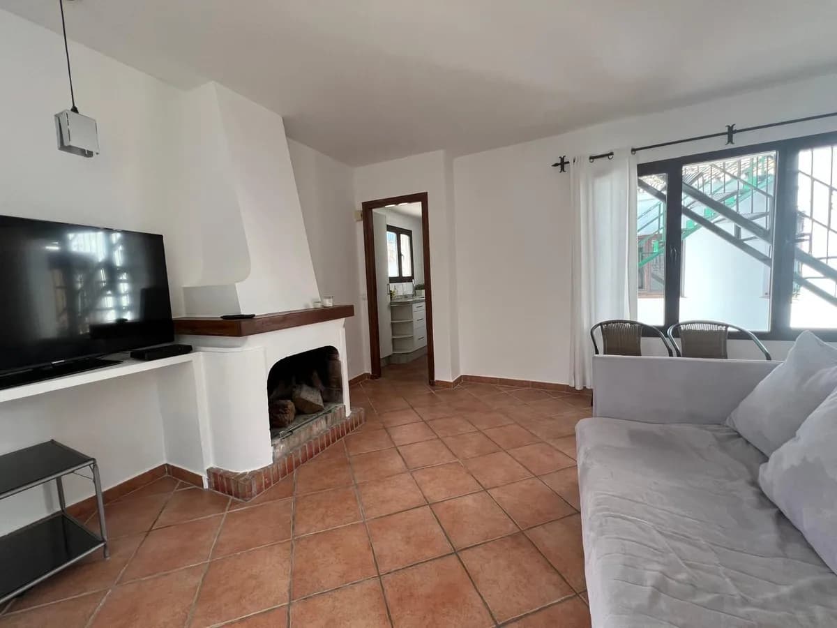 2 Bedroom Top Floor Apartment for Sale in El Paraiso, Málaga - Image 5