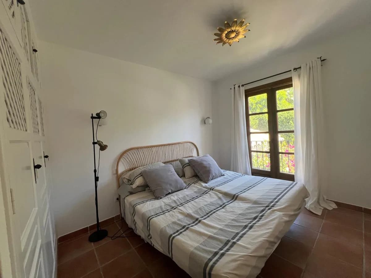 2 Bedroom Top Floor Apartment for Sale in El Paraiso, Málaga - Image 8
