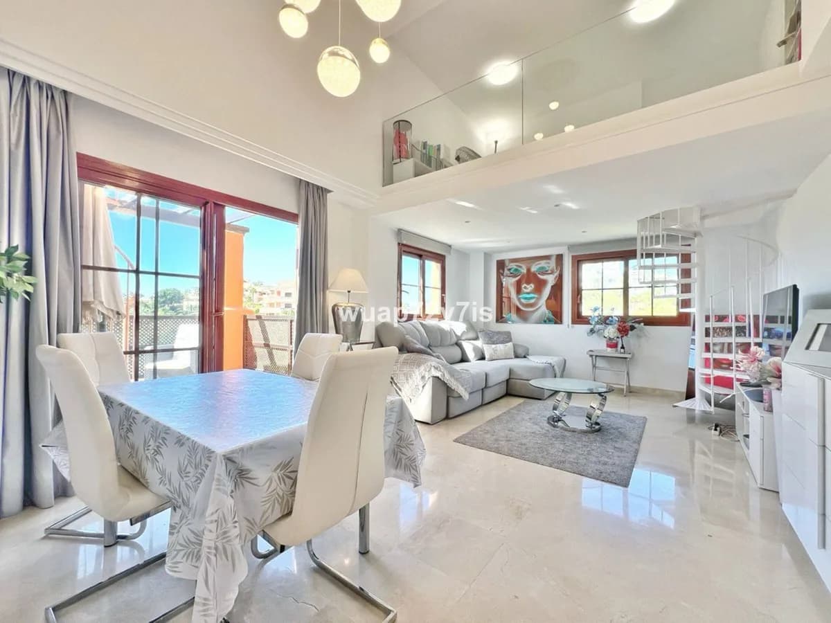 2 Bedroom Penthouse for Sale in Benahavís, Málaga - Image 2