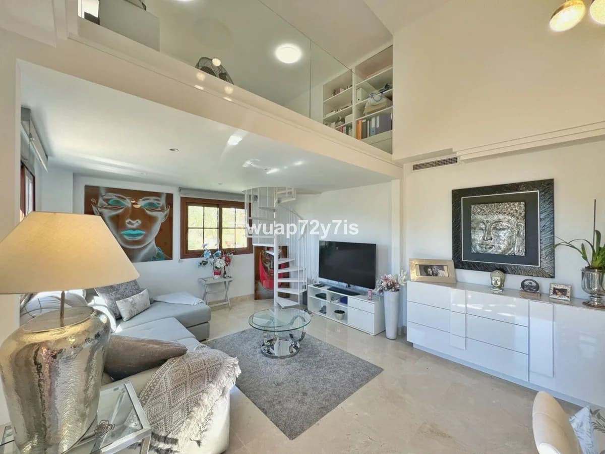2 Bedroom Penthouse for Sale in Benahavís, Málaga - Image 4