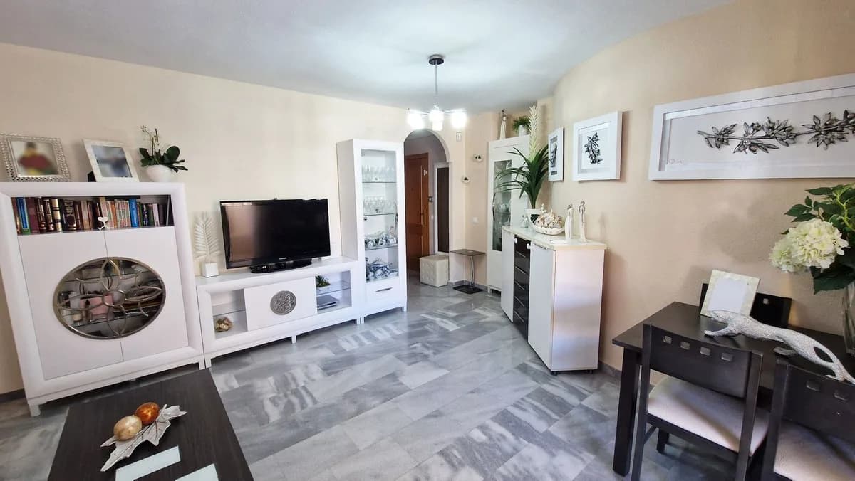 2 Bedroom Middle Floor Apartment for Sale in Benalmadena, Málaga - Image 2
