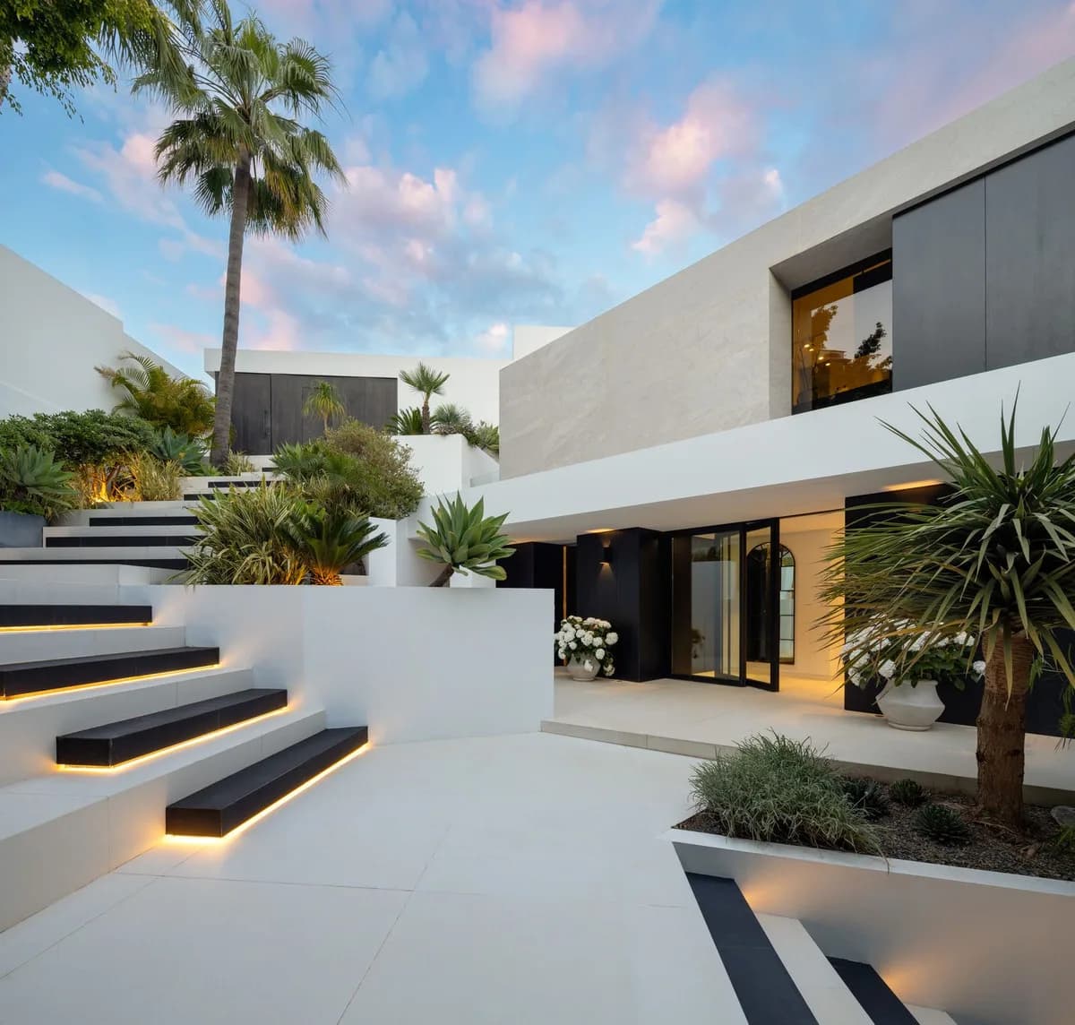 5 Bedroom Detached Villa for Sale in La Quinta, Málaga - Image 2