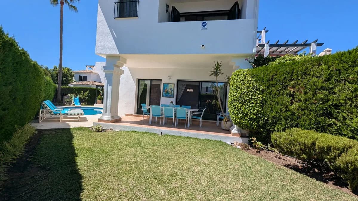 4 Bedroom Semi-Detached House for Sale in San Pedro de Alcántara, Málaga - Image 2