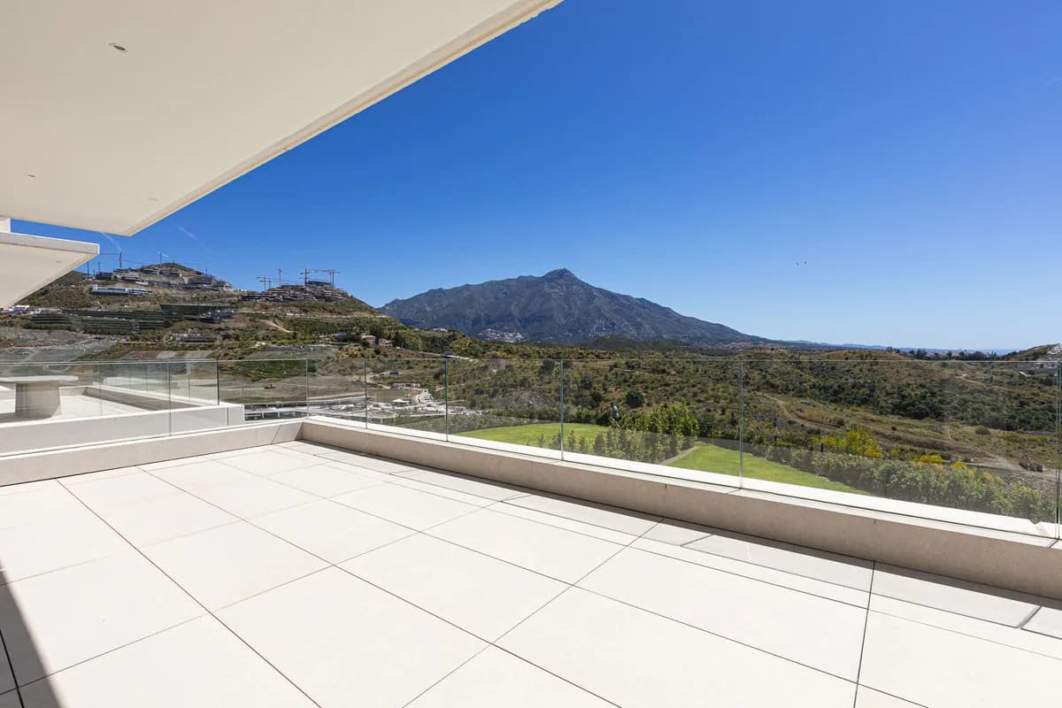 3 Bedroom Middle Floor Apartment for Sale in Benahavís, Málaga